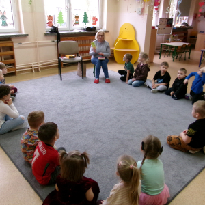 Zdjęcie przedstawia dzieci z grupy Sówki.