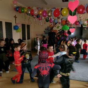 Zdjęcie przedstawia dzieci z grup Motylki i Sówki.