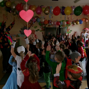 Zdjęcie przedstawia dzieci z grup Motylki i Sówki.