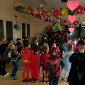 Zdjęcie przedstawia dzieci z grup Motylki i Sówki.