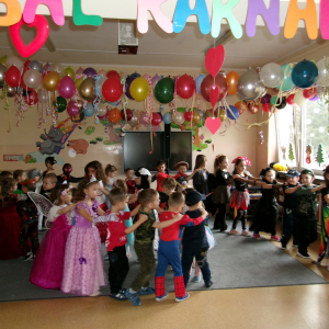 Zdjęcie przedstawia dzieci z grup Motylki i Sówki.