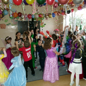 Zdjęcie przedstawia dzieci z grup Motylki i Sówki.