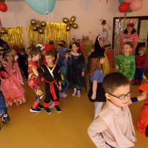 Zdjęcie przedstawia dzieci z Miejskiego Przedszkola w Sośnicowicach.