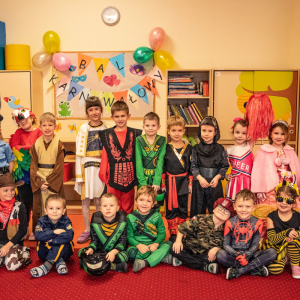Zdjęcie przedstawia dzieci z grupy Jeżyki.