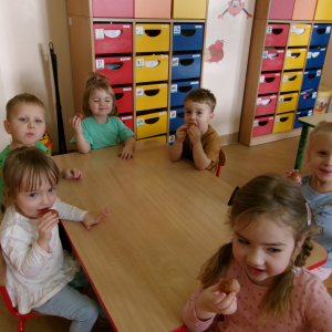 Zdjęcie przedstawia dzieci z grupy Sówki.