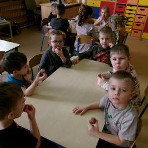 Zdjęcie przedstawia dzieci z grupy Sówki.