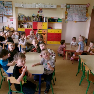 Zdjęcie przedstawia dzieci z grupy Sówki.