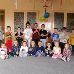Zdjęcie przedstawia dzieci z grupy Sówki.