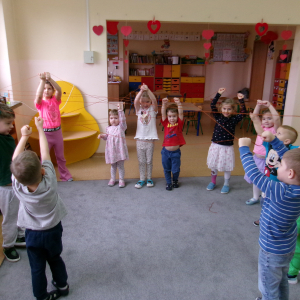 Zdjęcie przedstawia dzieci z grupy Sówki.