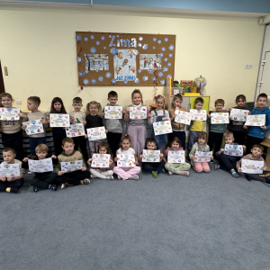 Zdjęcie przedstawia dzieci z Miejskiego Przedszkola w Sośnicowicach.