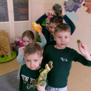 Zdjęcie przedstawia dzieci z grupy Sówki.