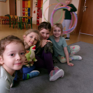 Zdjęcie przedstawia dzieci z grupy Sówki.