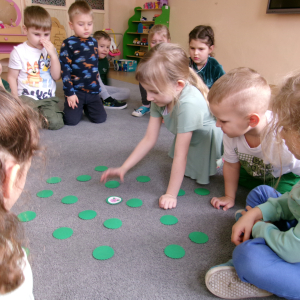 Zdjęcie przedstawia dzieci z grupy Sówki.