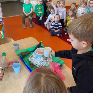 Zdjęcie przedstawia dzieci z Miejskiego Przedszkola w Sośnicowicach.