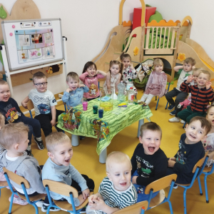 Zdjęcie przedstawia dzieci z grupy Biedronki.