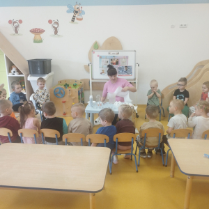 Zdjęcie przedstawia dzieci z grupy Biedronki.