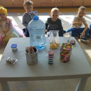 Zdjęcie przedstawia dzieci z grupy Biedronki.