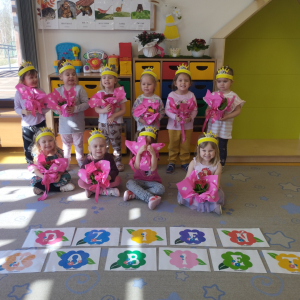 Zdjęcie przedstawia dzieci z grupy Biedronki.