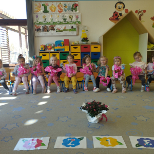 Zdjęcie przedstawia dzieci z grupy Biedronki.