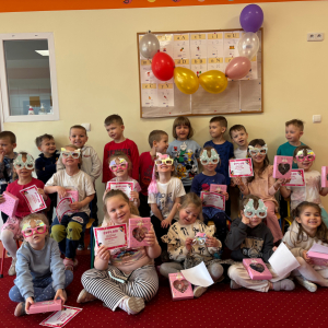 Zdjęcie przedstawia dzieci z grupy Żabki.