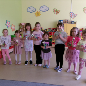 Zdjęcie przedstawia dzieci z grupy Motylki.