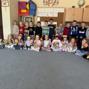 Zdjęcie przedstawia dzieci z grupy Jeżyki.