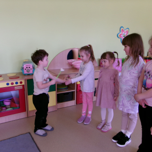 Zdjęcie przedstawia dzieci z grupy Motylki.