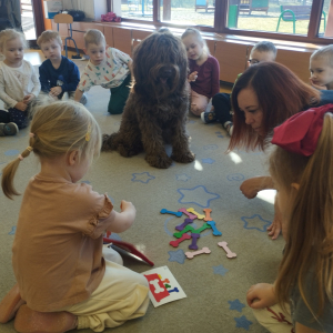 Zdjęcie przedstawia dzieci z grupy Biedronki.