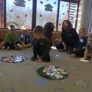 Zdjęcie przedstawia dzieci z grupy Biedronki.