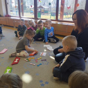 Zdjęcie przedstawia dzieci z grupy Biedronki.