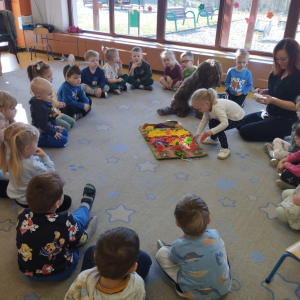 Zdjęcie przedstawia dzieci z grupy Biedronki.