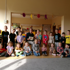 Zdjęcie przedstawia dzieci z grupy Sówki.