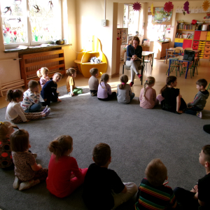 Zdjęcie przedstawia dzieci z grupy Sówki.