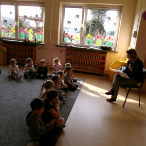 Zdjęcie przedstawia dzieci z grupy Sówki.