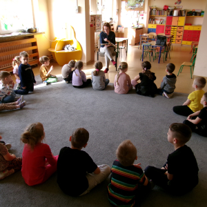 Zdjęcie przedstawia dzieci z grupy Sówki.