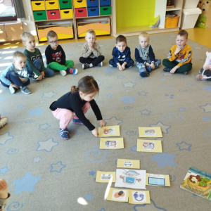 Zdjęcie przedstawia dzieci z grupy Biedronki.