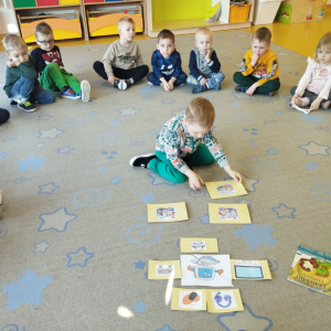 Zdjęcie przedstawia dzieci z grupy Biedronki.