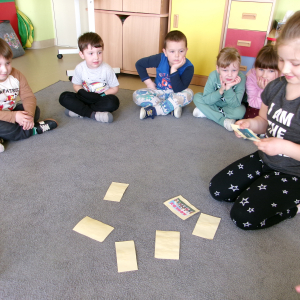 Zdjęcie przedstawia dzieci z grupy Motylki.