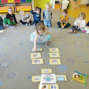 Zdjęcie przedstawia dzieci z grupy Biedronki.