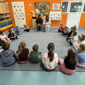 Zdjęcie przedstawia dzieci z grupy Jeżyki.