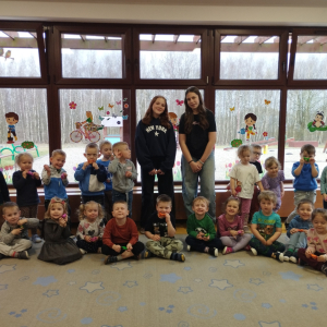 Zdjęcie przedstawia dzieci z grupy Biedronki.