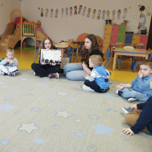 Zdjęcie przedstawia dzieci z grupy Biedronki.