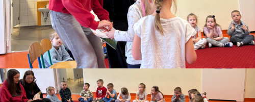 Uczniowie czytają przedszkolakom