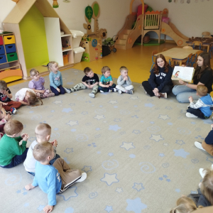 Zdjęcie przedstawia dzieci z grupy Biedronki.