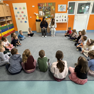 Zdjęcie przedstawia dzieci z grupy Jeżyki.