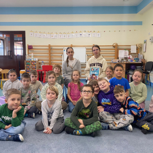 Zdjęcie przedstawia dzieci z grupy Pszczółki.