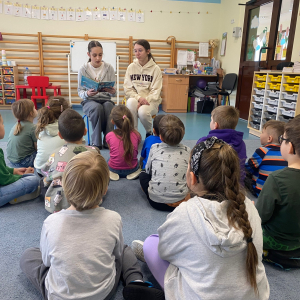 Zdjęcie przedstawia dzieci z grupy Pszczółki.