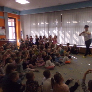 Zdjęcie przedstawia dzieci z Miejskiego Przedszkola w Sośnicowicach.