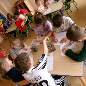 Zdjęcie przedstawia dzieci z grupy Sówki.