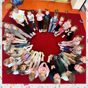 Zdjęcie przedstawia dzieci z grupy Żabki.